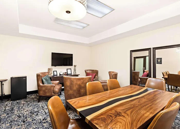Hampton & Phoenix-goodyear Hotel 3*